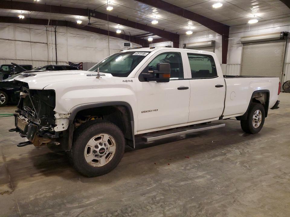 GMC SIERRA 2018 with VIN 1GT12REY8JF224858 - Photo from auction