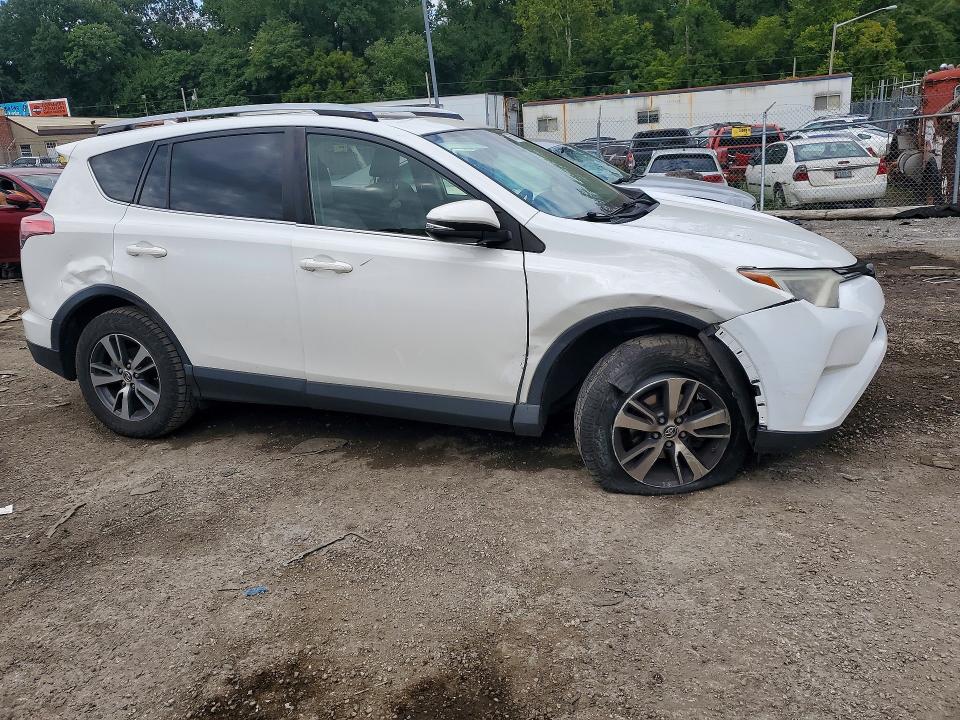 Photo 4 from auction – 2017 TOYOTA RAV4 with VIN JTMRFREV6HJ136329