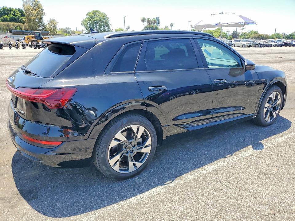 Zdjęcie 3 z aukcji – 2021 AUDI E-TRON z VIN WA1AAAGE1MB022022