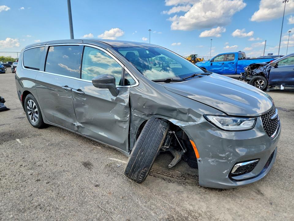Photo 4 from auction – 2022 CHRYSLER PACIFICA with VIN 2C4RC1L78NR126701