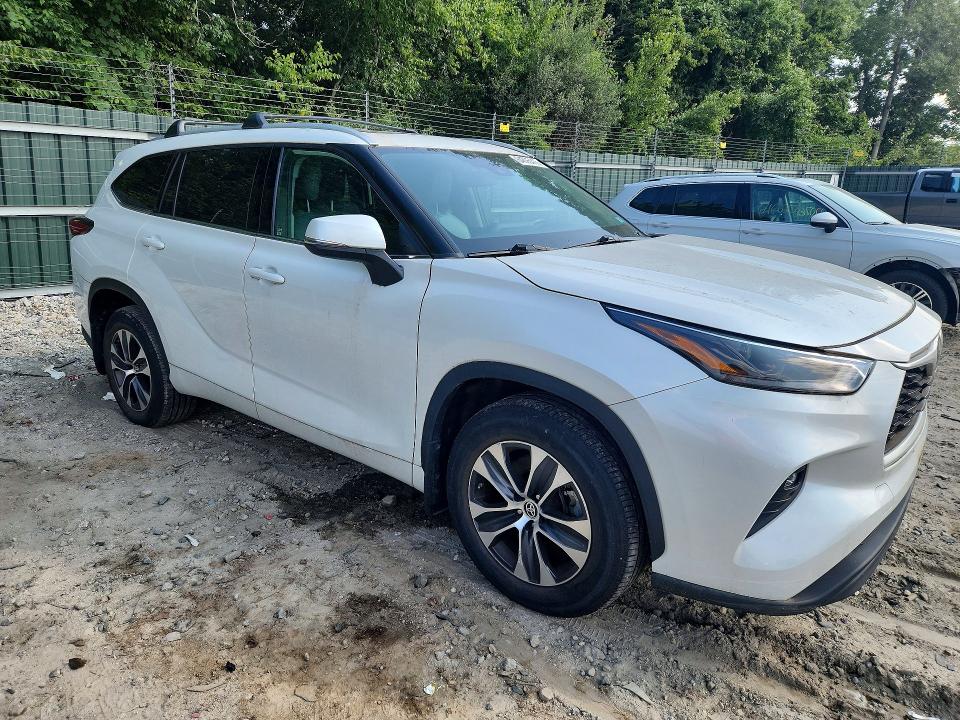 Photo 4 from auction – 2022 TOYOTA HIGHLANDER with VIN 5TDHZRBH3NS216459