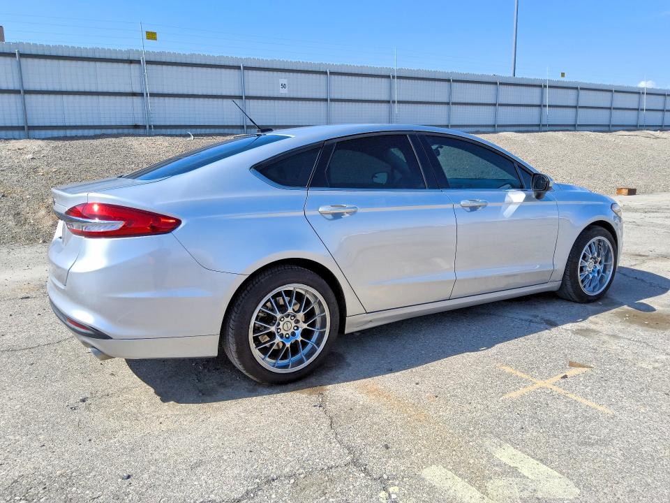 Снимка 3 от търг – 2018 FORD FUSION с VIN 3FA6P0G73JR271036