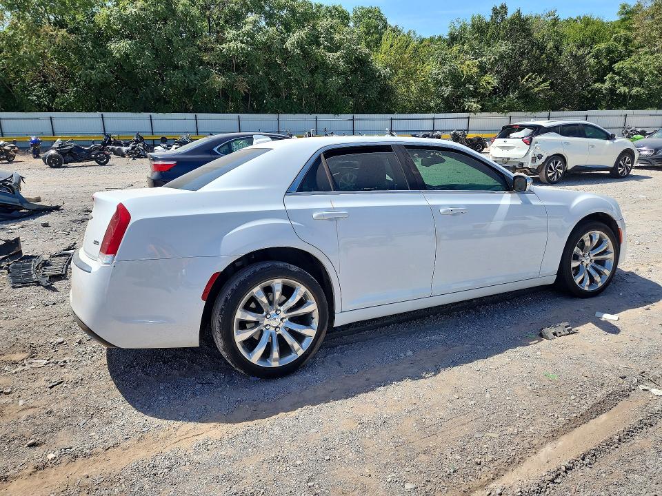 Photo 3 from auction – 2019 CHRYSLER 300 with VIN 2C3CCAAGXKH610416