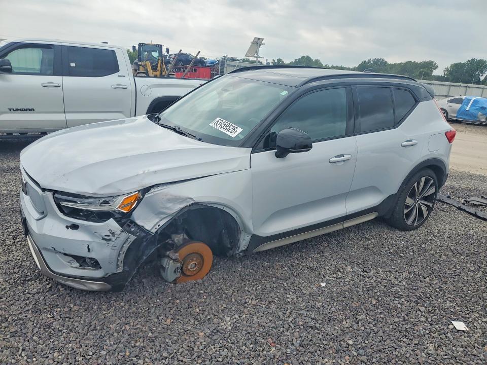 VOLVO XC40 2022 z numerem VIN YV4ED3UB2N2677437 - Zdjęcie z aukcji