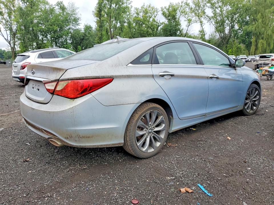Photo 3 from auction – 2011 HYUNDAI SONATA with VIN 5NPEC4AC3BH066299