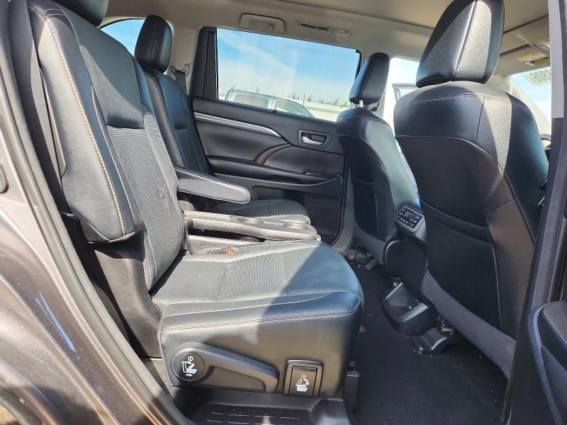 Photo 11 from auction – 2018 TOYOTA HIGHLANDER with VIN 5TDDZRFH5JS841366