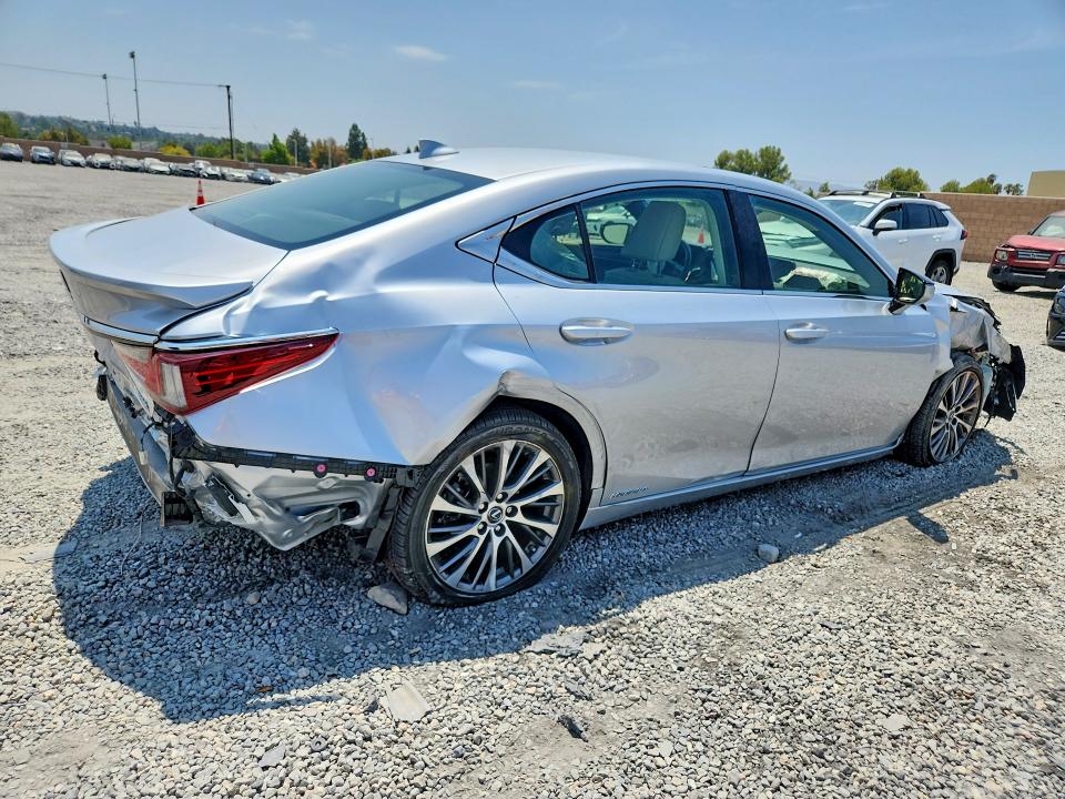 Photo 3 from auction – 2019 LEXUS ES with VIN JTHB21B1XK2021006