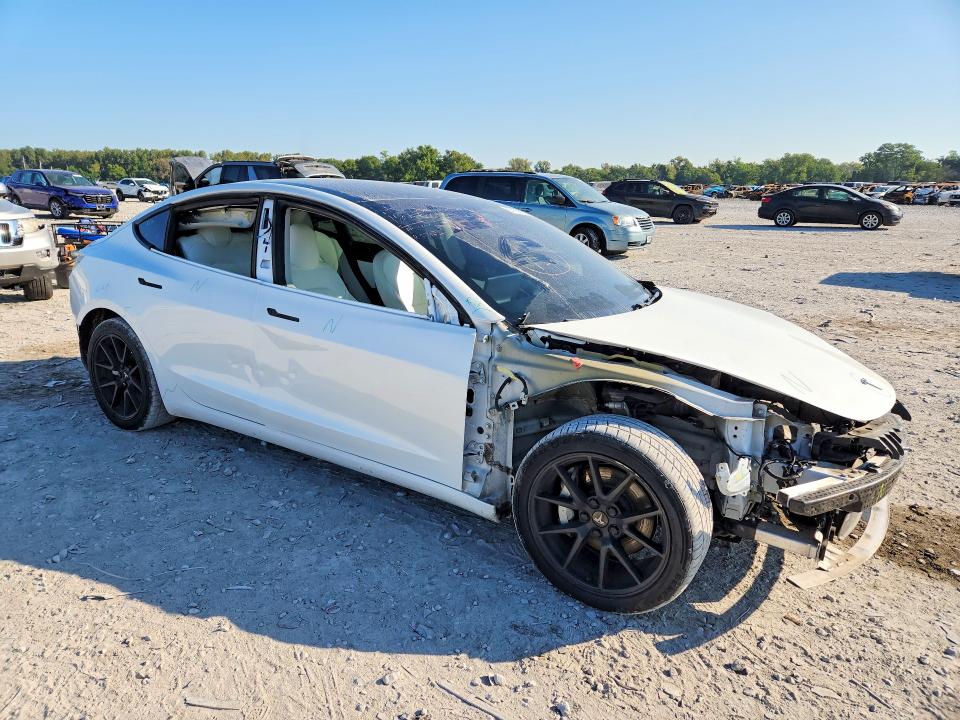 Foto 4 de la subasta – 2021 TESLA MODEL 3 con VIN 5YJ3E1EB3MF856057
