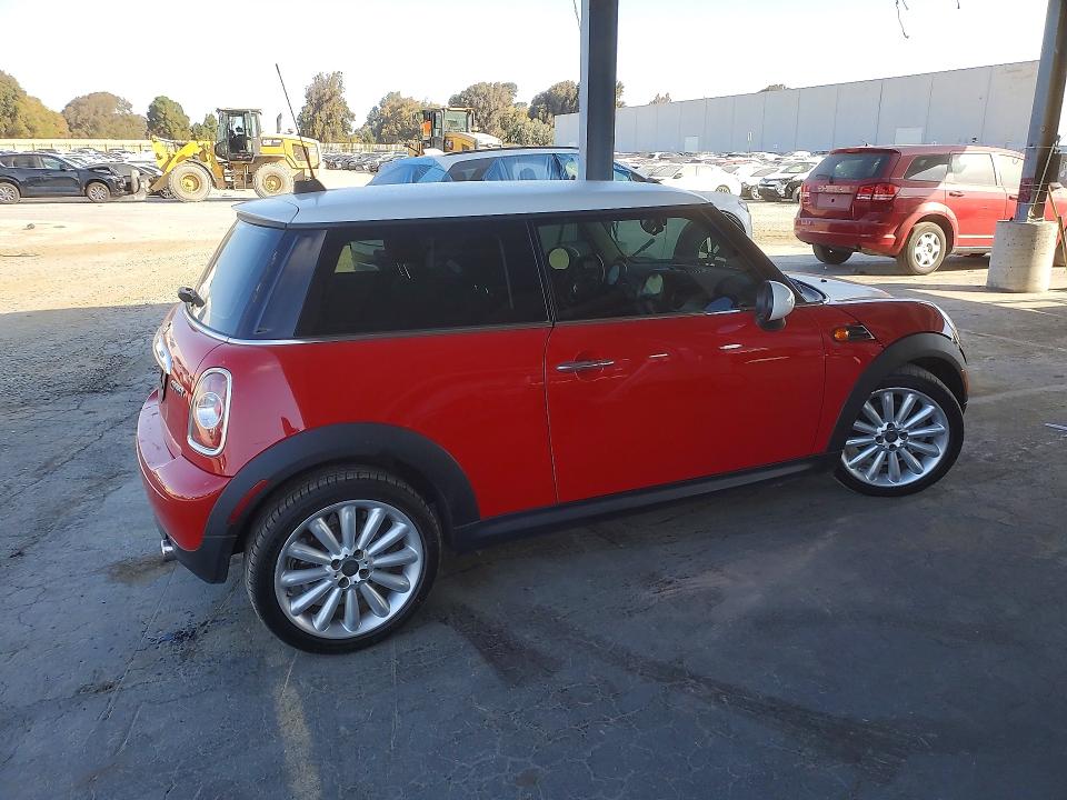 Photo 3 from auction – 2011 MINI COOPER with VIN WMWSU3C52BTX96884