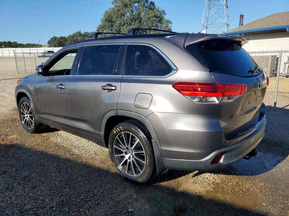 Photo 2 from auction – 2018 TOYOTA HIGHLANDER with VIN 5TDJZRFHXJS804381