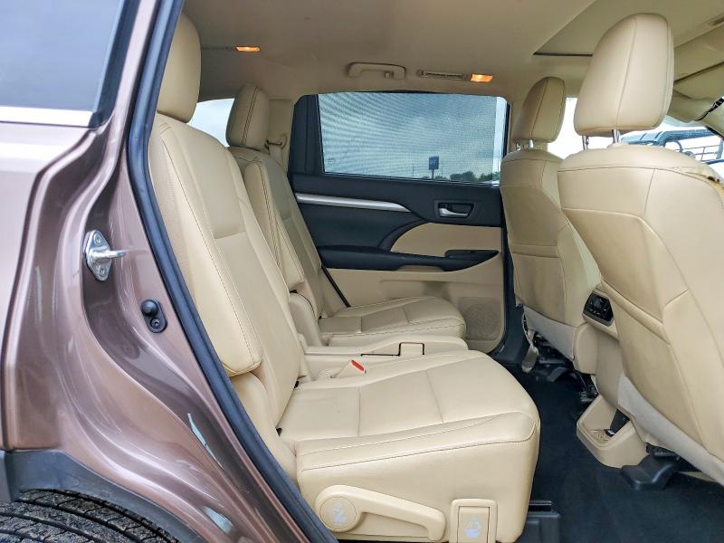 Photo 11 from auction – 2018 TOYOTA HIGHLANDER with VIN 5TDJZRFH8JS875059
