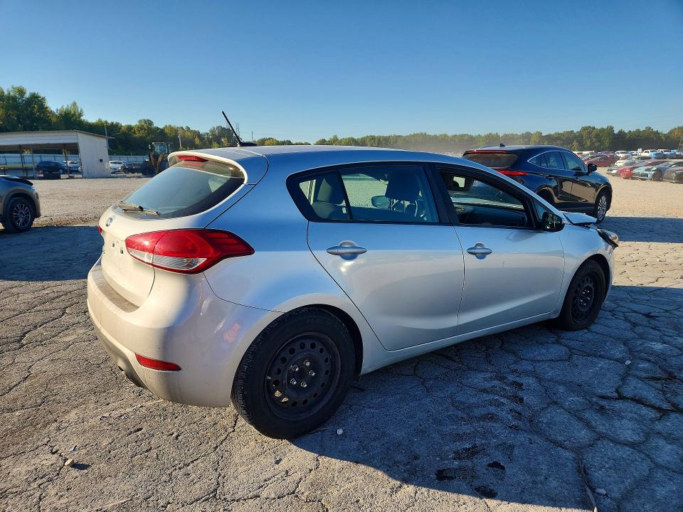 Photo 3 from auction – 2016 KIA FORTE5 with VIN KNAFK5A89G5621575