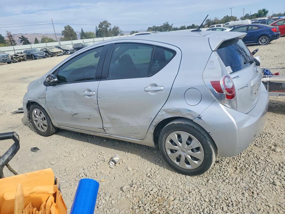 Photo 2 from auction – 2014 TOYOTA PRIUS C with VIN JTDKDTB31E1084031