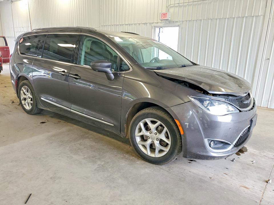 Photo 4 from auction – 2017 CHRYSLER PACIFICA with VIN 2C4RC1EG5HR623657
