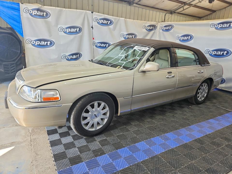 LINCOLN TOWN CAR 2011 with VIN 2LNBL8CV1BX756104 - Photo from auction