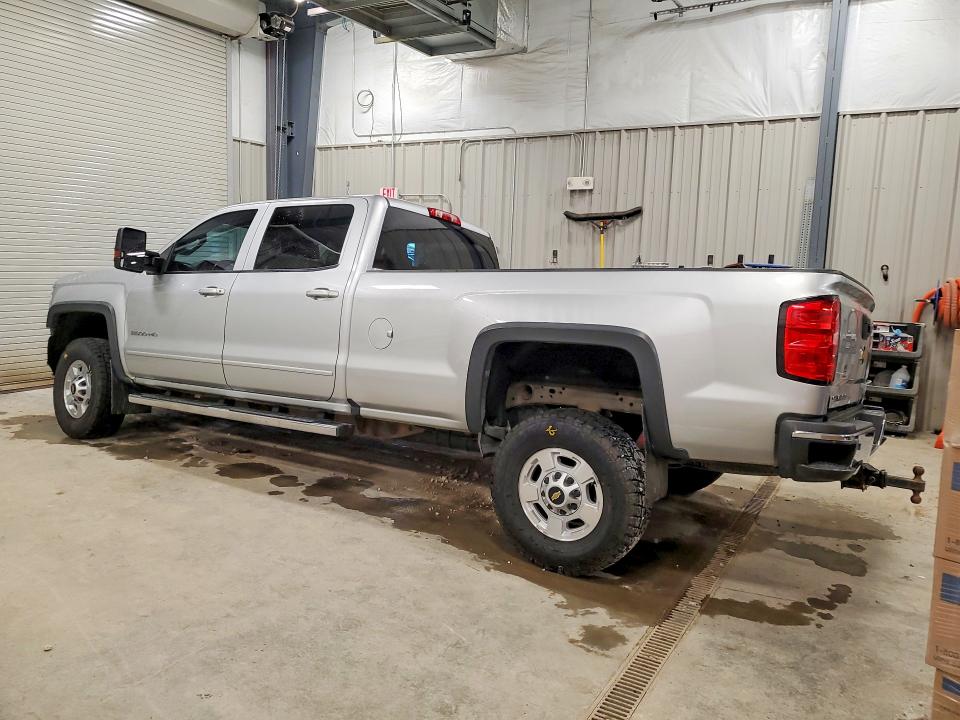 Фото 2 с аукциона – 2018 CHEVROLET SILVERADO с VIN 1GC1KVEG2JF257516