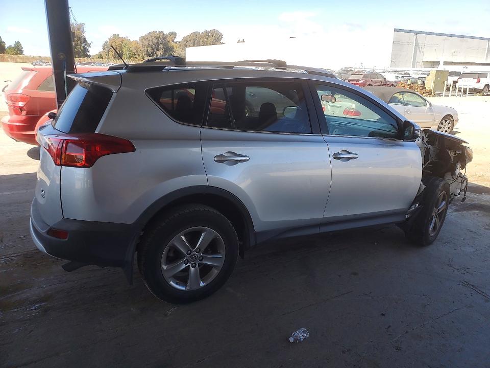 Снимка 3 от търг – 2015 TOYOTA RAV4 с VIN JTMRFREV8FD128812