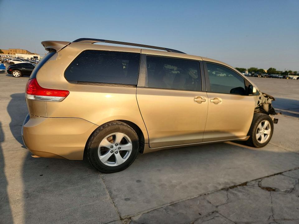 Zdjęcie 3 z aukcji – 2011 TOYOTA SIENNA z VIN 5TDKK3DC1BS023263