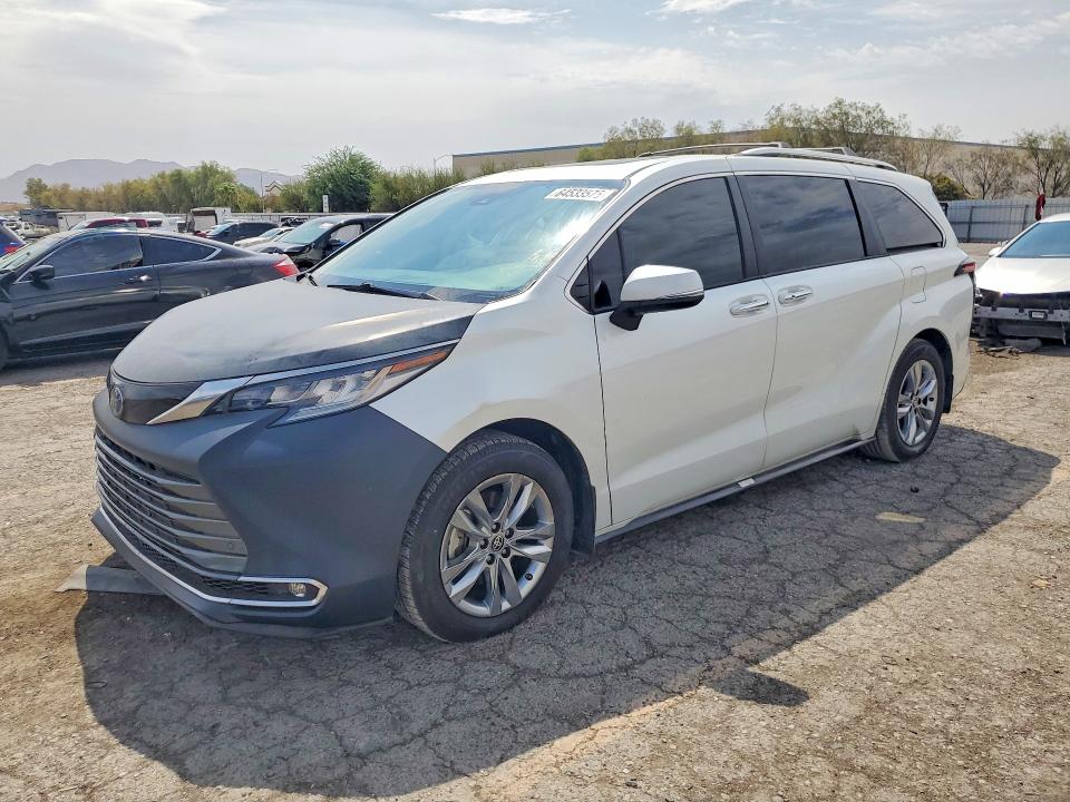 TOYOTA SIENNA 2022 with VIN 5TDZRKECXNS123773 - Photo from auction