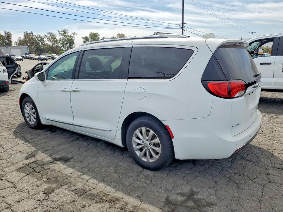 Photo 2 from auction – 2018 CHRYSLER PACIFICA with VIN 2C4RC1BGXJR110558