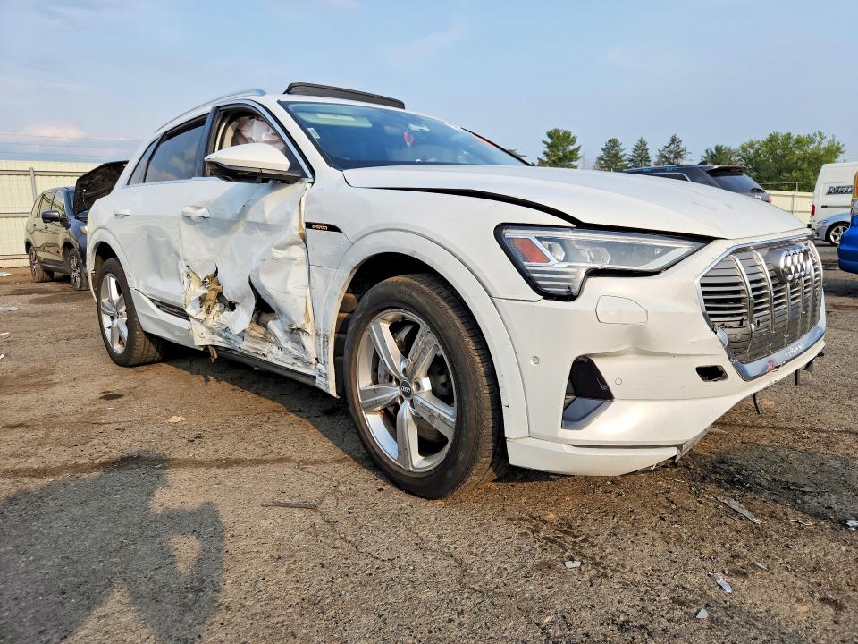 Photo 4 from auction – 2019 AUDI E-TRON with VIN WA1LAAGE3KB022609