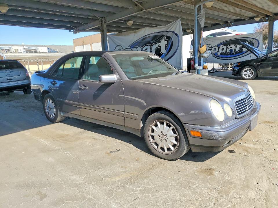 Photo 4 from auction – 1998 MERCEDES-BENZ E with VIN WDBJF65F3WA547929