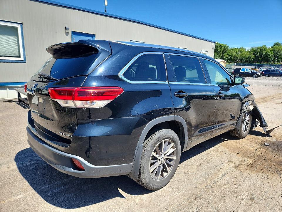 Photo 3 from auction – 2018 TOYOTA HIGHLANDER with VIN 5TDJZRFH1JS532688