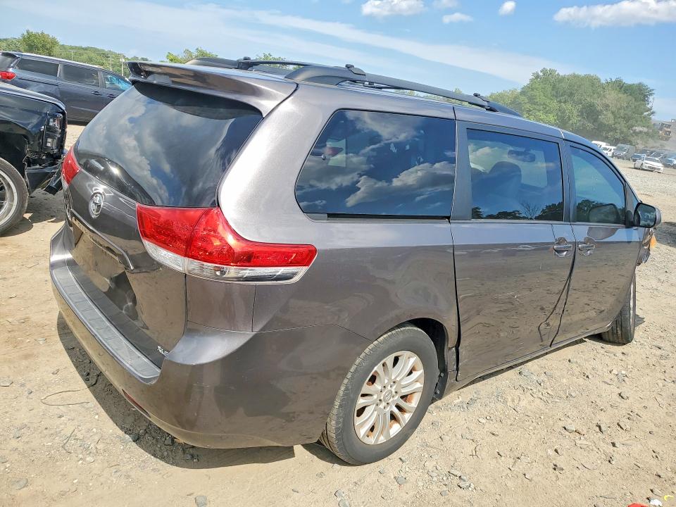 Photo 3 from auction – 2011 TOYOTA SIENNA with VIN 5TDYK3DC2BS099438