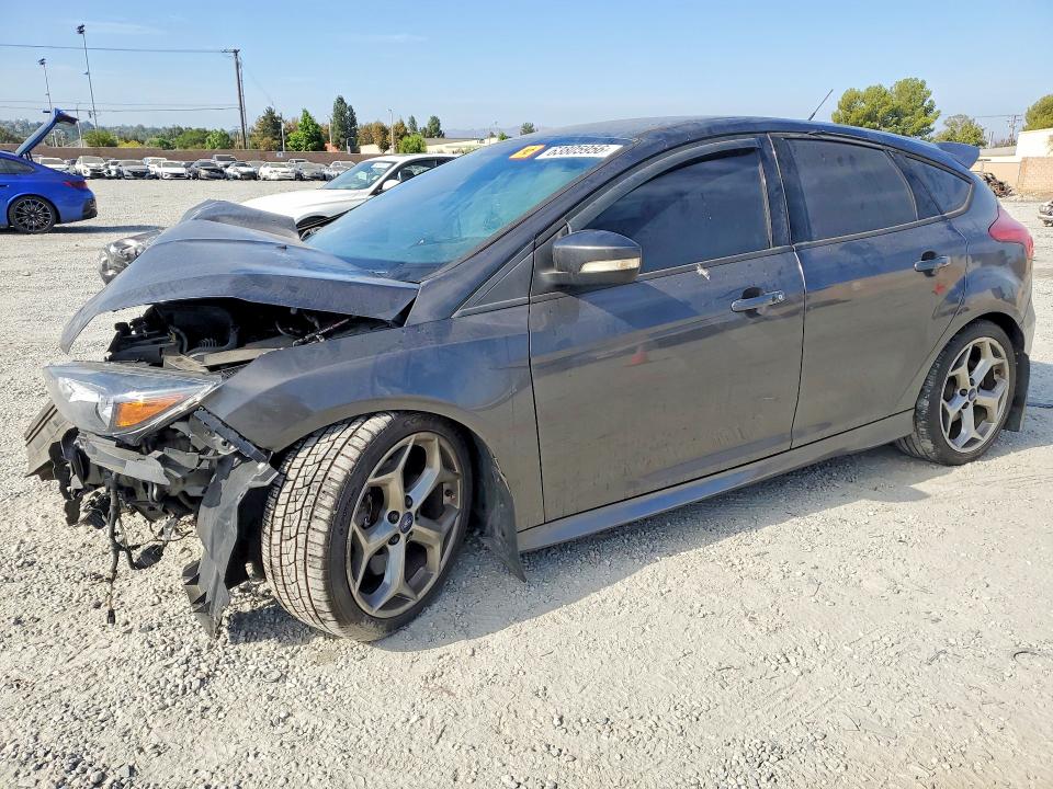 FORD FOCUS 2015 with VIN 1FADP3L93FL375242 - Photo from auction
