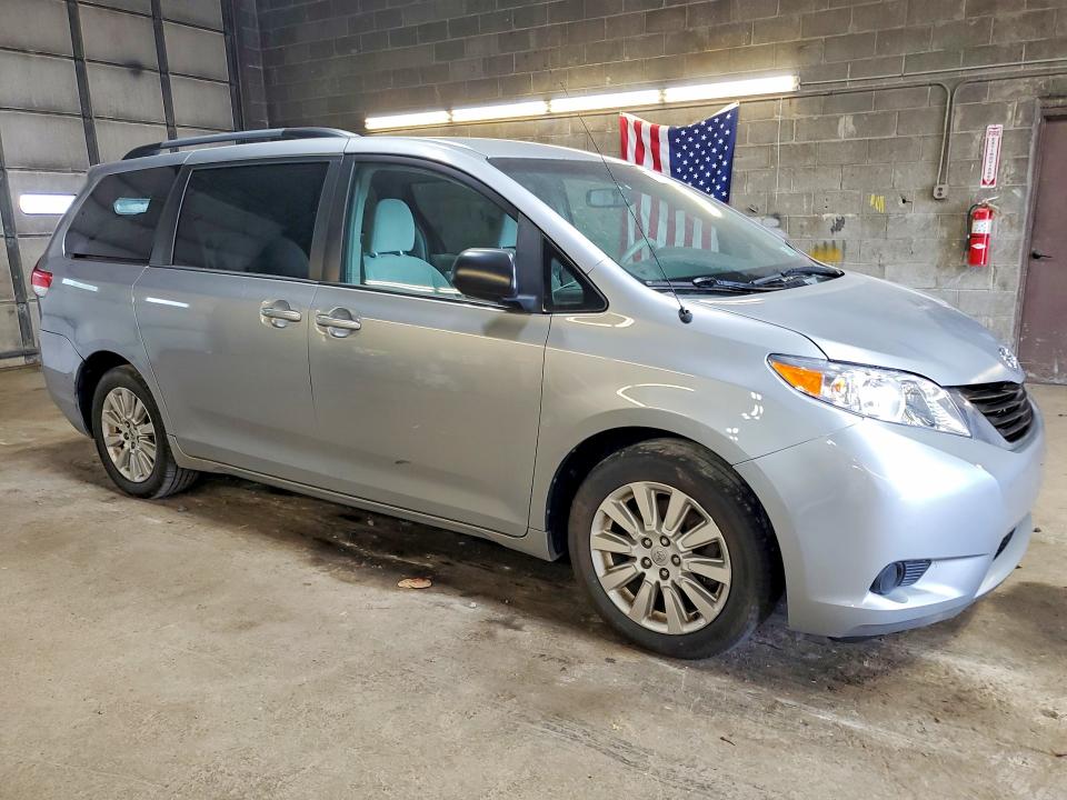 Photo 4 from auction – 2014 TOYOTA SIENNA with VIN 5TDJK3DC1ES090560