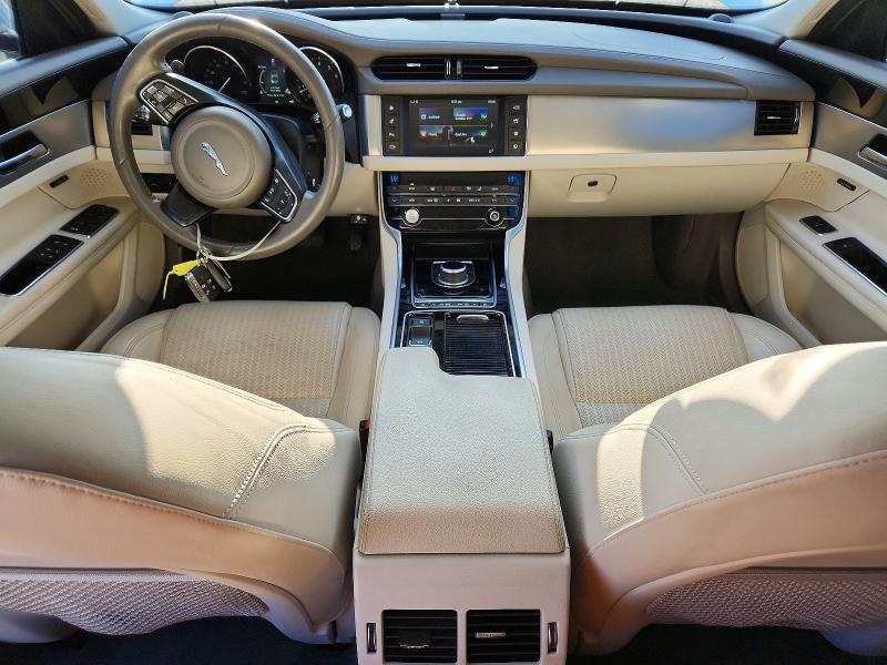 Photo 8 from auction – 2017 JAGUAR XF with VIN SAJBE4BV4HCY26730