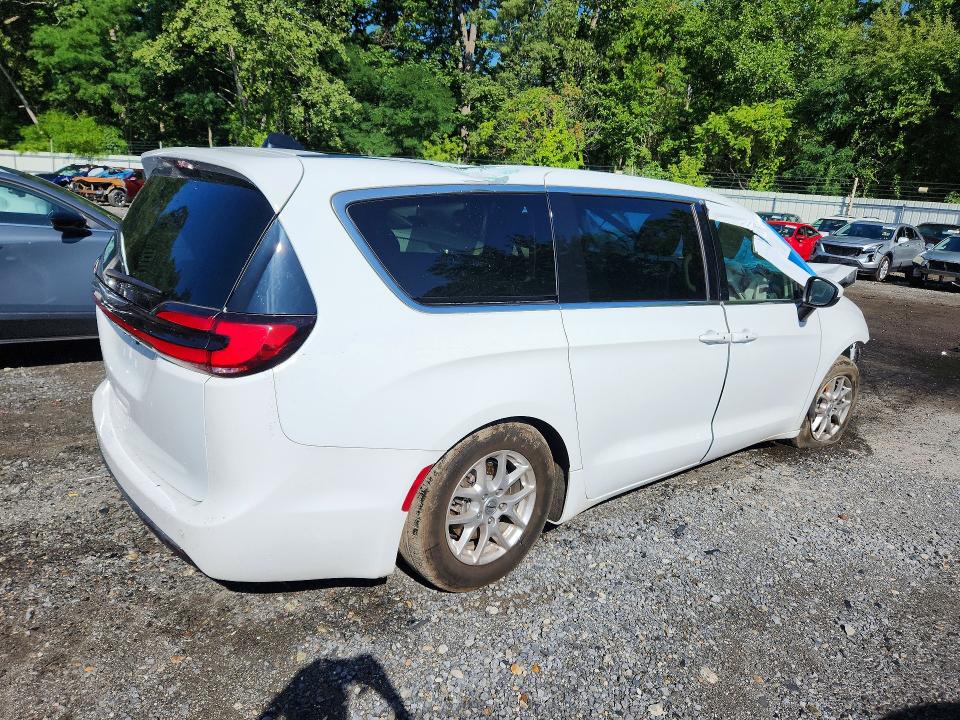 Photo 3 from auction – 2023 CHRYSLER PACIFICA with VIN 2C4RC1BGXPR561904