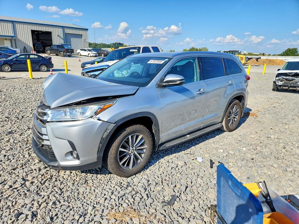 TOYOTA HIGHLANDER 2018 with VIN 5TDKZRFH0JS279464 - Photo from auction