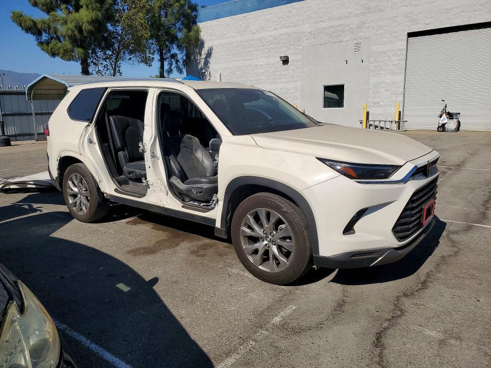 Photo 4 from auction – 2024 TOYOTA GRAND HIGHLANDER with VIN 5TDAAAA56RS011337
