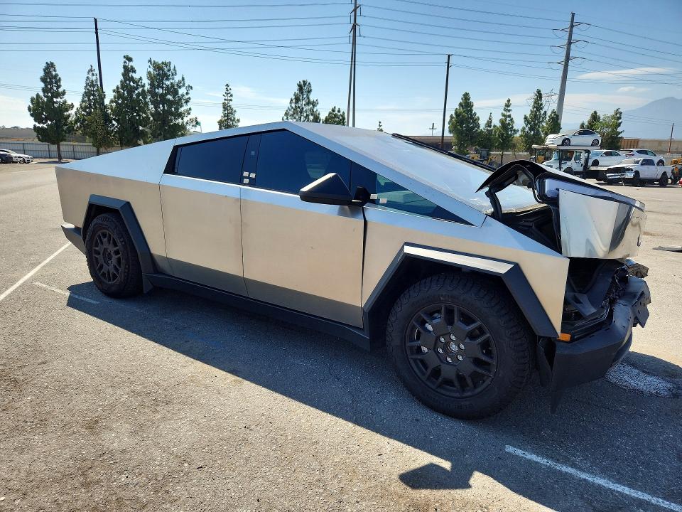 Снимка 4 от търг – 2024 TESLA CYBERTRUCK с VIN 7G2CEHEE9RA051751