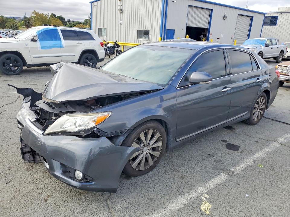 2011 TOYOTA AVALON