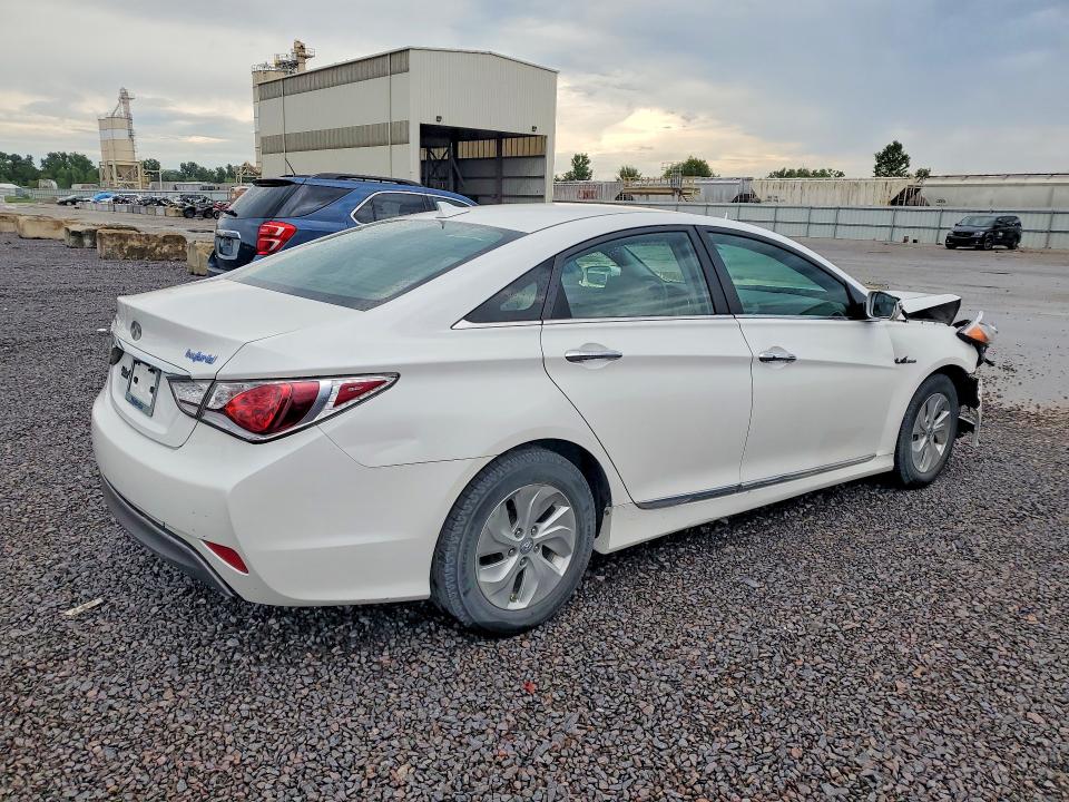 Photo 3 from auction – 2014 HYUNDAI SONATA with VIN KMHEC4A44EA110049