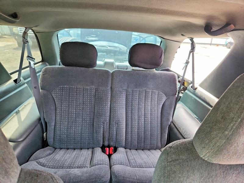Photo 10 from auction – 2000 CHEVROLET BLAZER with VIN 1GNCT18W8YK117416
