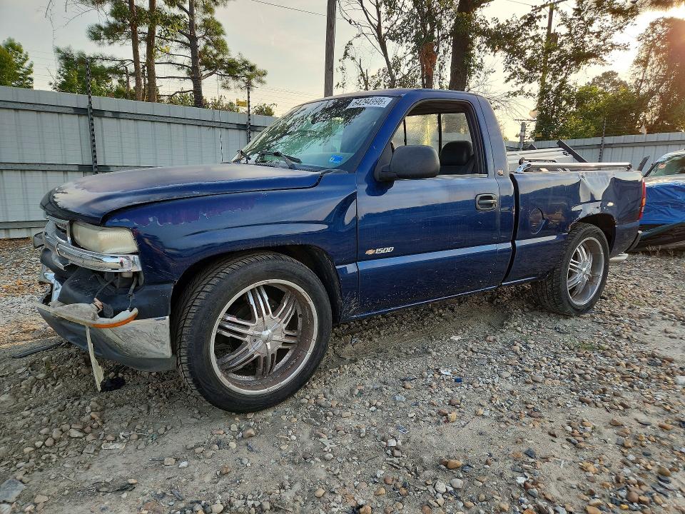 CHEVROLET SILVERADO 2000 with VIN 1GCEC14W4YZ257252 - Photo from auction