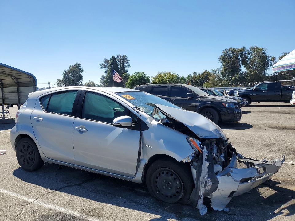 Photo 4 from auction – 2014 TOYOTA PRIUS C with VIN JTDKDTB39E1569825