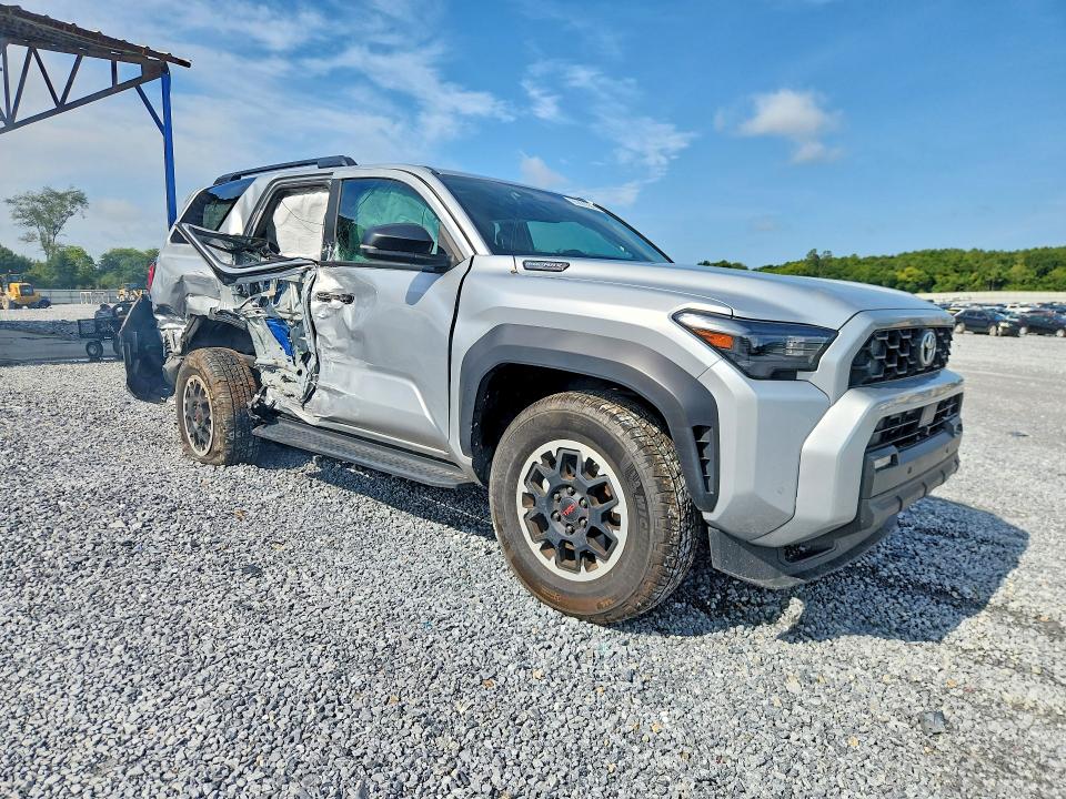 Photo 4 from auction – 2025 TOYOTA 4RUNNER with VIN JTEVB5BR6S5000143