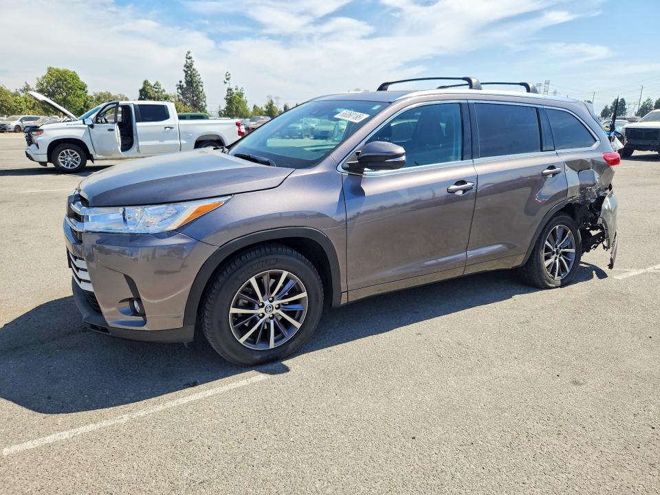 TOYOTA HIGHLANDER 2018 with VIN 5TDKZRFH6JS529757 - Photo from auction