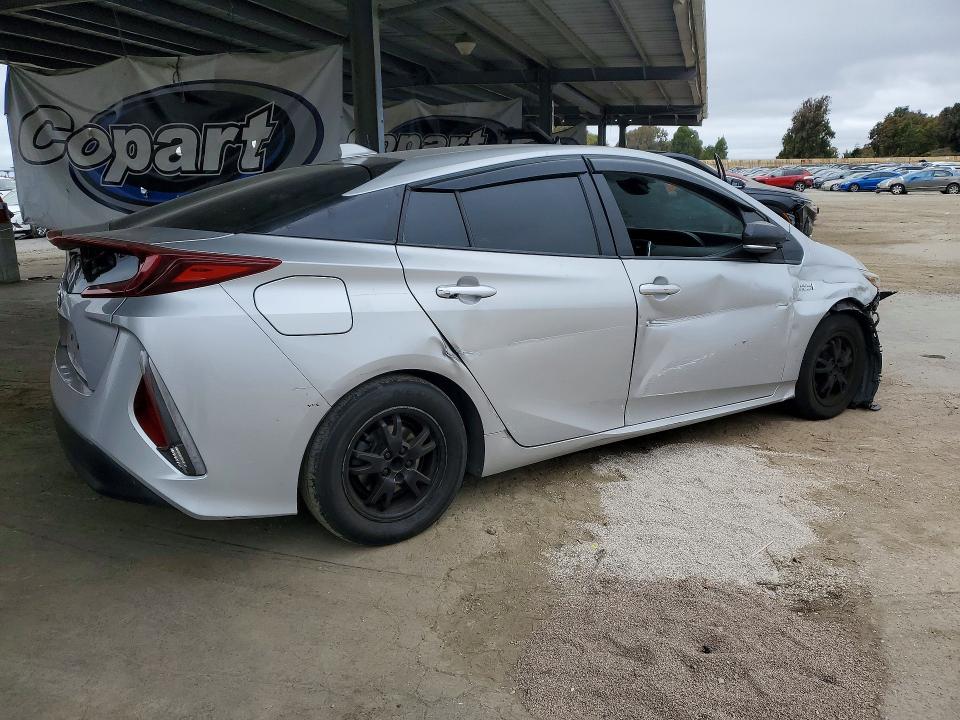 Photo 3 from auction – 2017 TOYOTA PRIUS PRIME with VIN JTDKARFP7H3067672