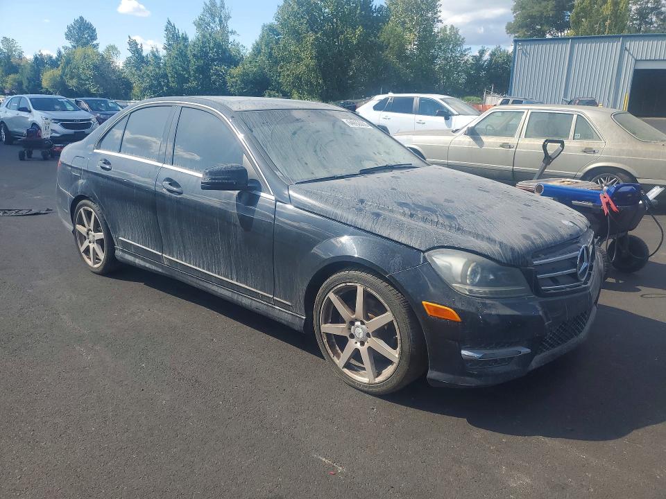 Снимка 4 от търг – 2014 MERCEDES-BENZ C с VIN WDDGF4HB3EG257149