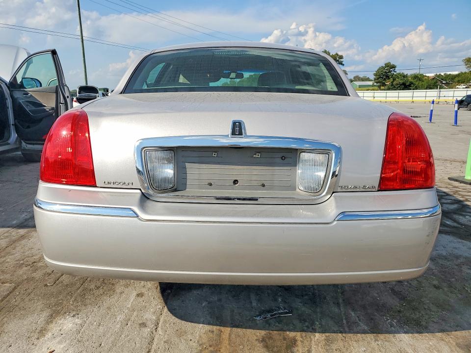 Снимка 6 от търг – 2011 LINCOLN TOWN CAR с VIN 2LNBL8CV9BX759123
