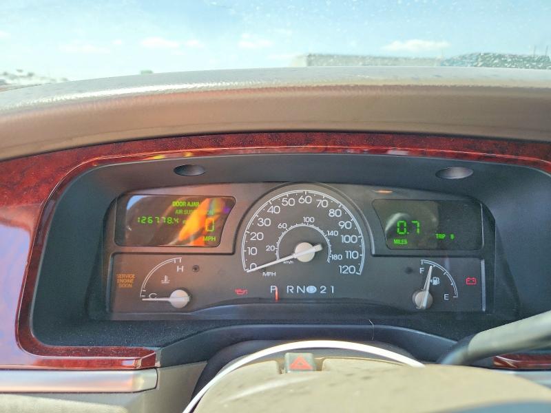 Photo 9 from auction – 2003 LINCOLN TOWN CAR with VIN 1LNHM82W23Y641806