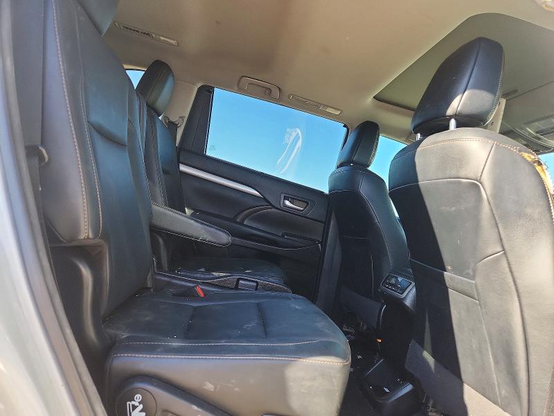 Photo 11 from auction – 2017 TOYOTA HIGHLANDER with VIN 5TDKZRFH1HS515002