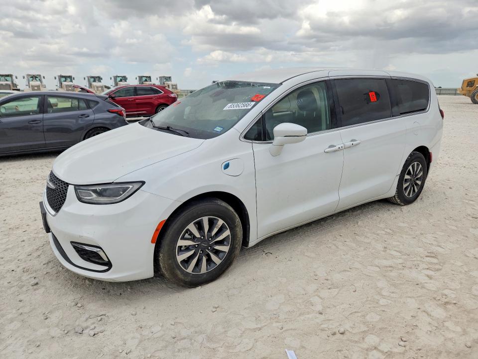 CHRYSLER PACIFICA 2022 with VIN 2C4RC1L74NR173840 - Photo from auction