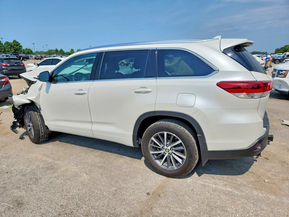 Photo 2 from auction – 2018 TOYOTA HIGHLANDER with VIN 5TDJZRFH5JS894930