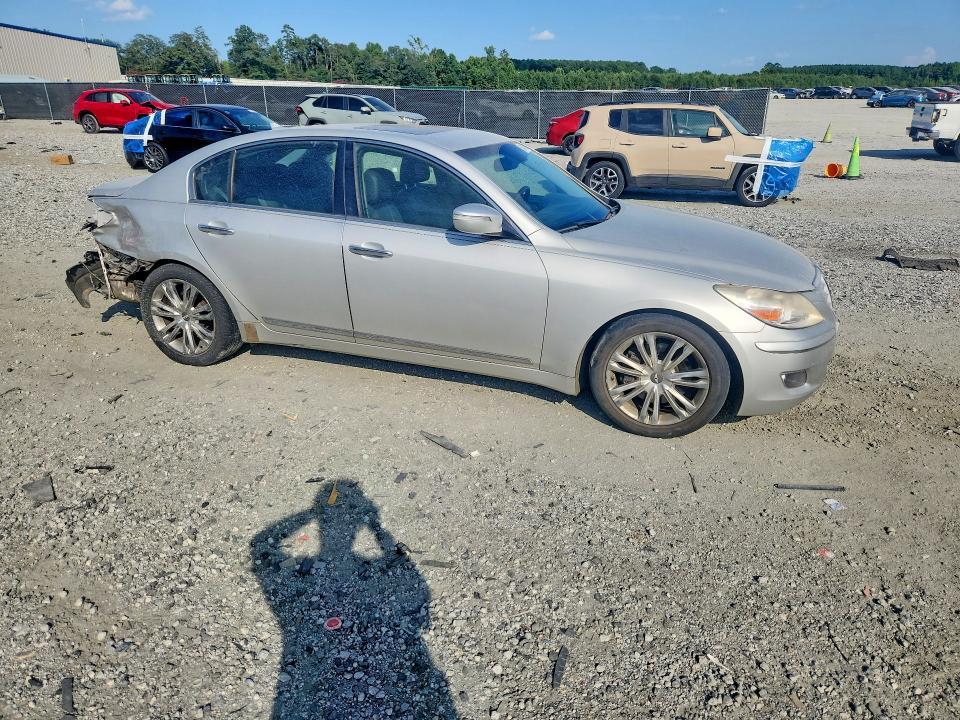 Photo 4 from auction – 2011 HYUNDAI GENESIS with VIN KMHGC4DF8BU132961